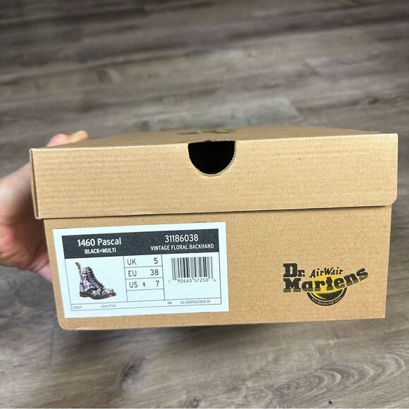 Dr.Martens 1460 Pascal in Vintage Floral Backhand Size 7US/ 5UK - Picture 9 of 10